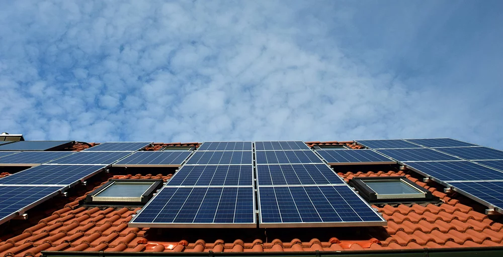 Placas solares sobre un tejado